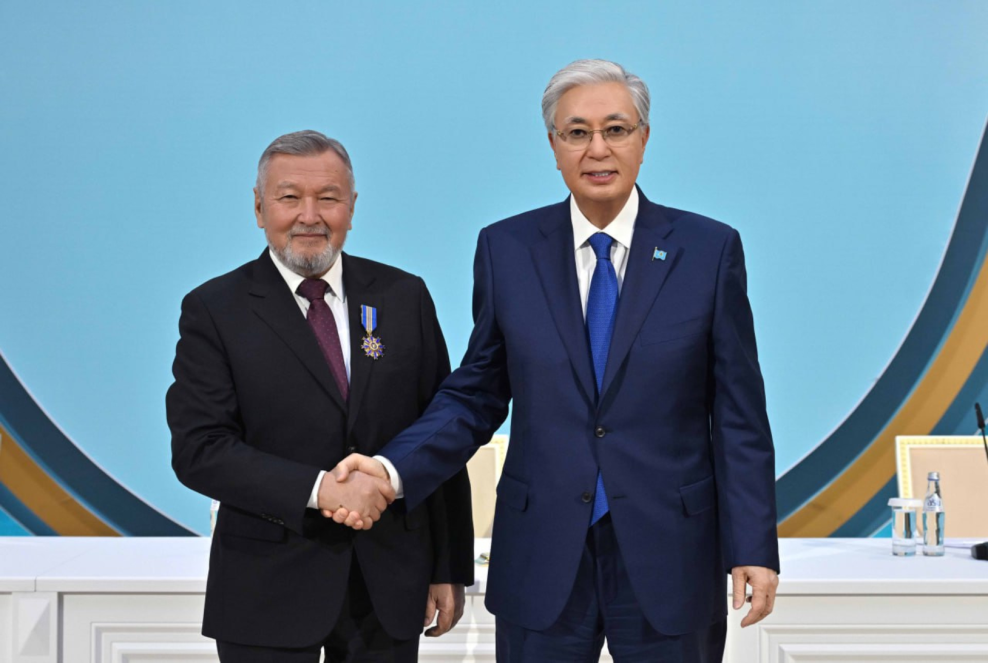 Шеф президент вручил награду_20.01.2026г. Национальный курултай город Кызылорда.jpg